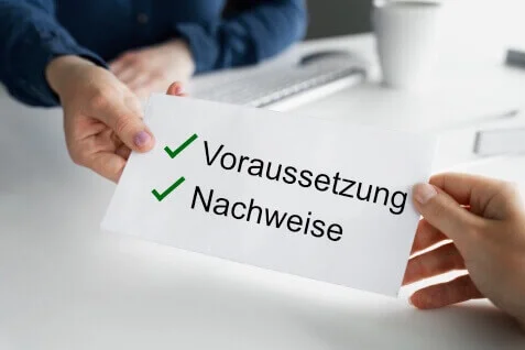 schulbegleiter-voraussetzungen-der-vorgesetzte-gibt-dem-mitarbeiter-einen-zettel-mit-einer-liste-der-nachweise-die-fuer-eine-anstellung-im-unternehmen-noetig-sind